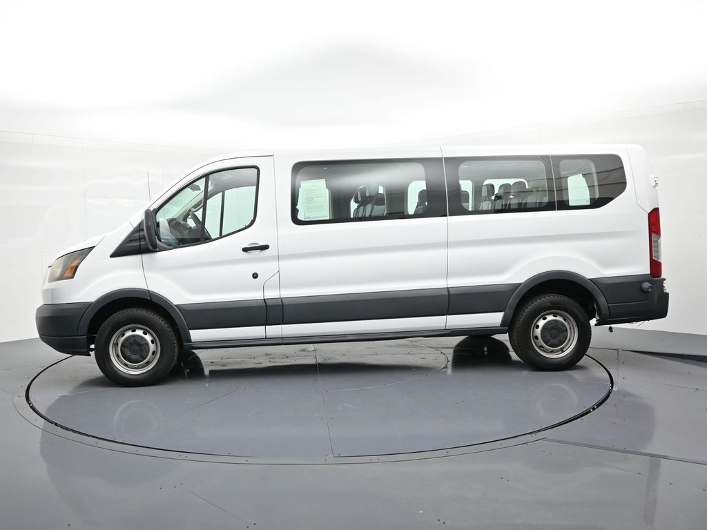 Ford Transit Wagon Vehicle Full-screen Gallery Image 9