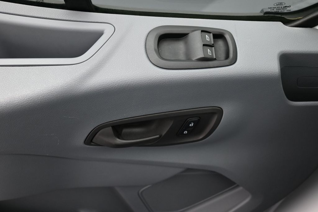 Ford Transit Wagon Vehicle Full-screen Gallery Image 15