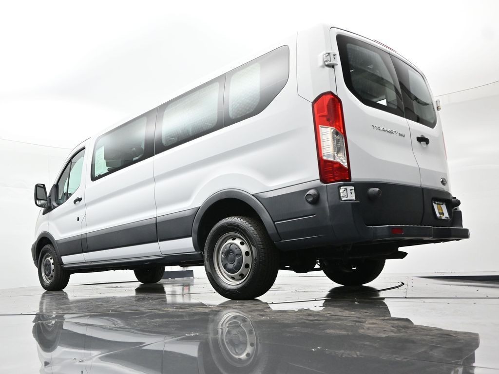 Ford Transit Wagon Vehicle Full-screen Gallery Image 21