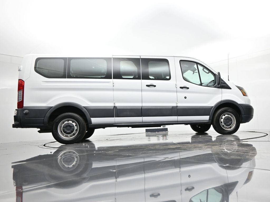 Ford Transit Wagon Vehicle Full-screen Gallery Image 24