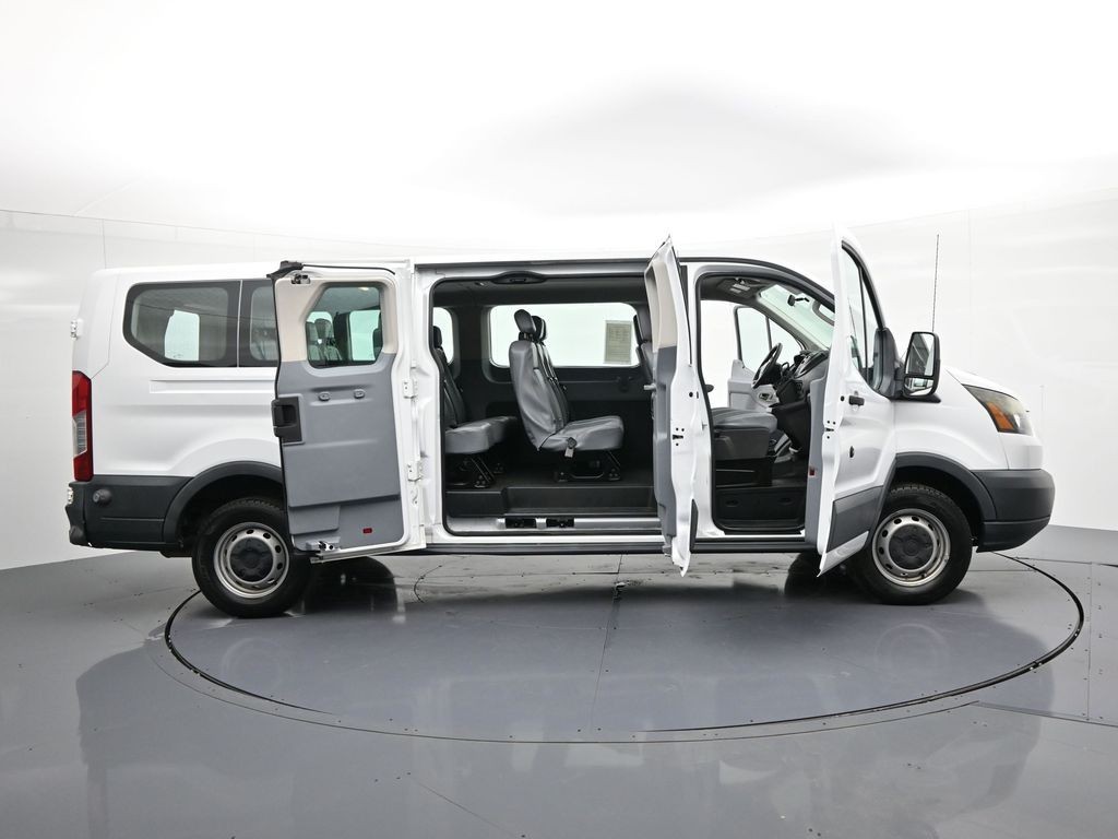 Ford Transit Wagon Vehicle Full-screen Gallery Image 25