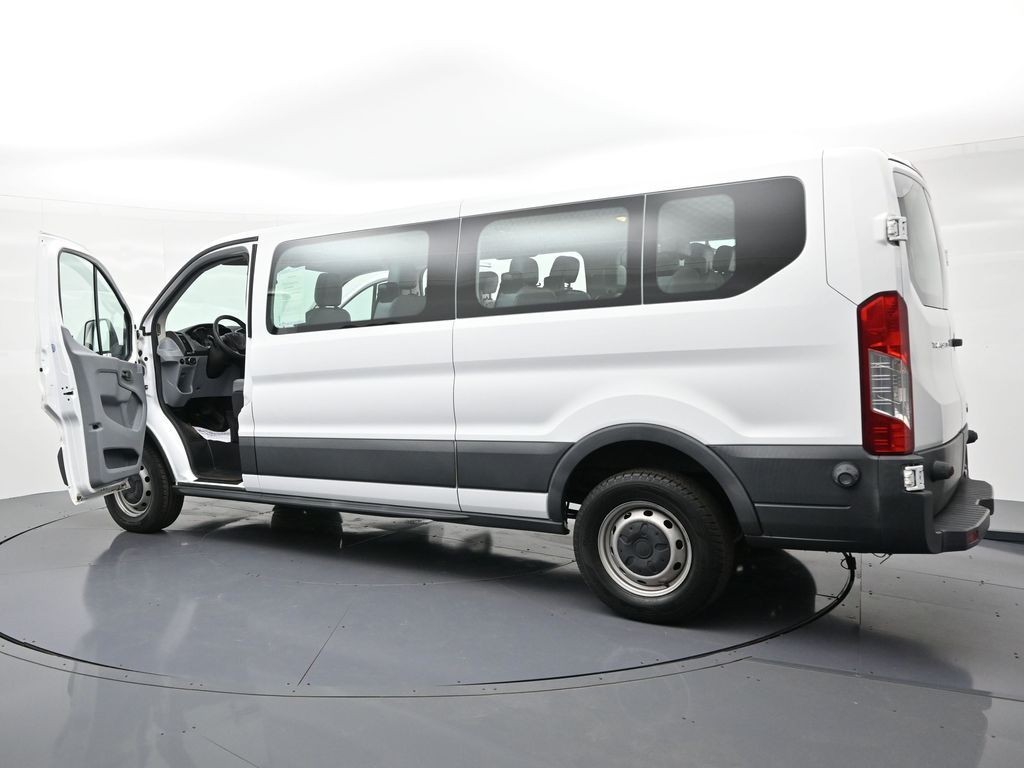Ford Transit Wagon Vehicle Full-screen Gallery Image 26
