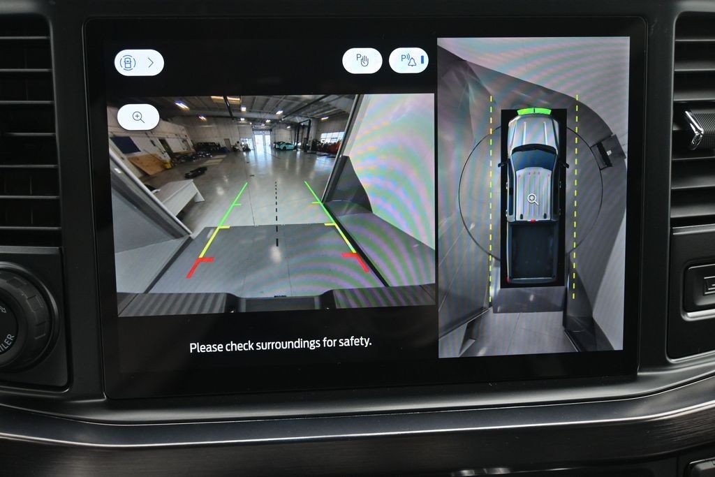 Ford F-250SD Vehicle Full-screen Gallery Image 13