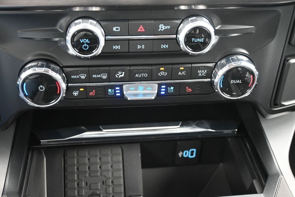 Ford F-250SD Vehicle Full-screen Gallery Image 14