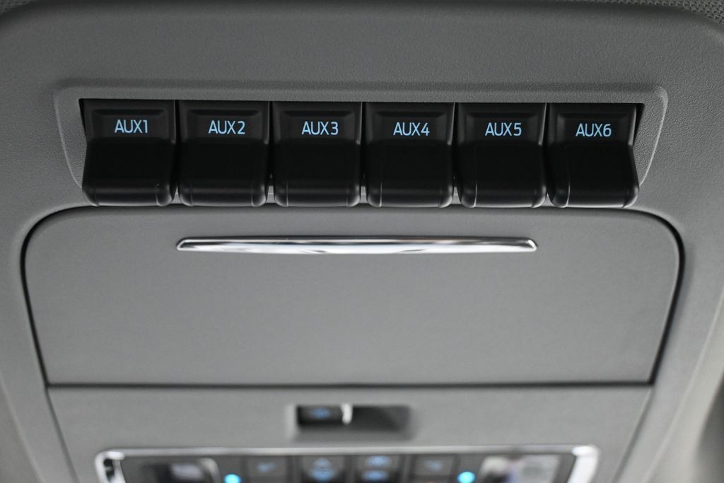 Ford F-250SD Vehicle Full-screen Gallery Image 18