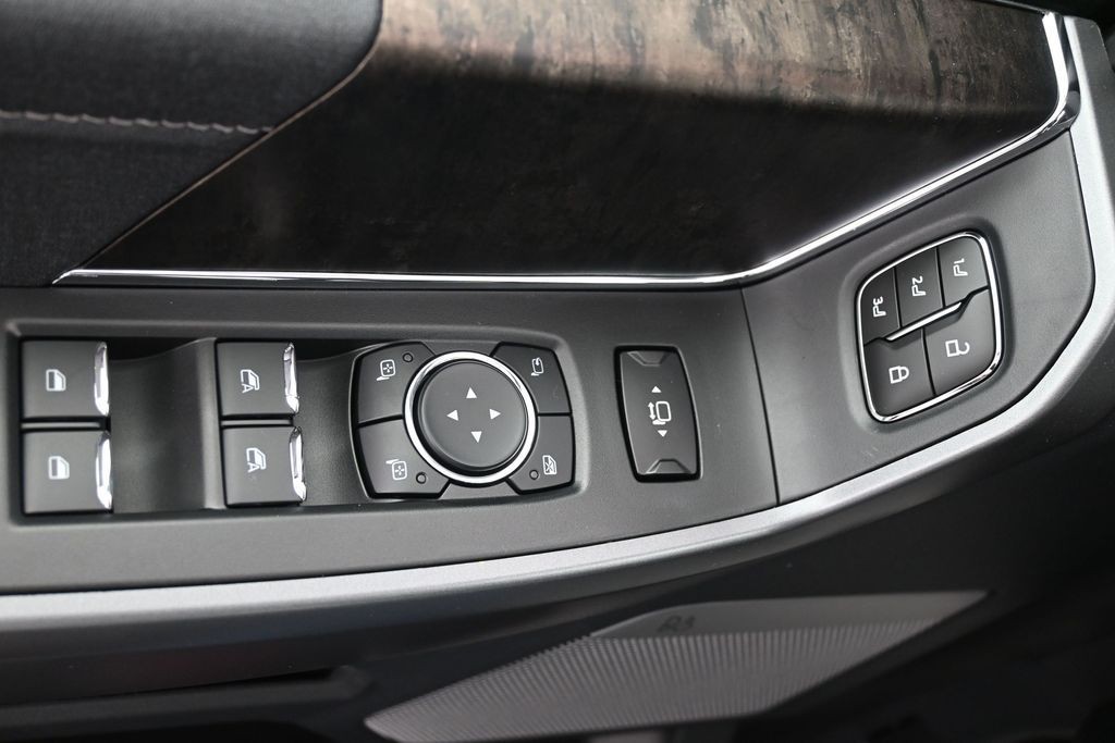 Ford F-250SD Vehicle Full-screen Gallery Image 24