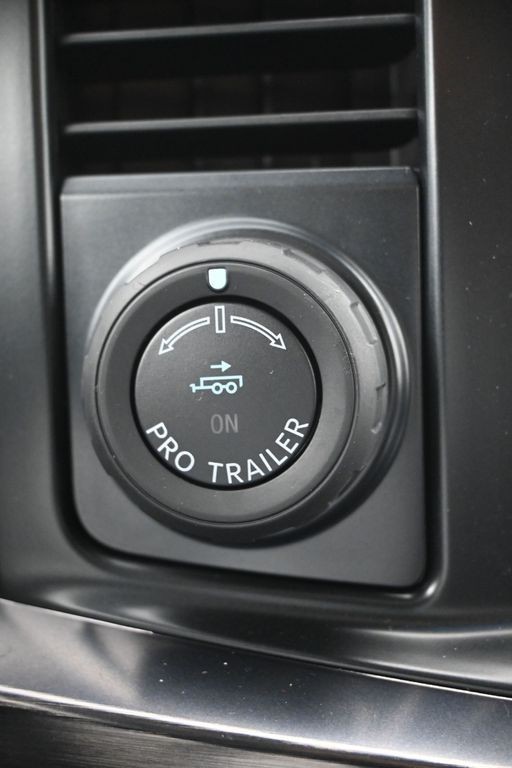 Ford F-250SD Vehicle Full-screen Gallery Image 15