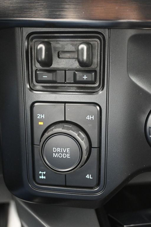 Ford F-250SD Vehicle Full-screen Gallery Image 16