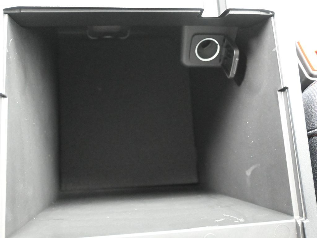 Ford Explorer Vehicle Full-screen Gallery Image 18