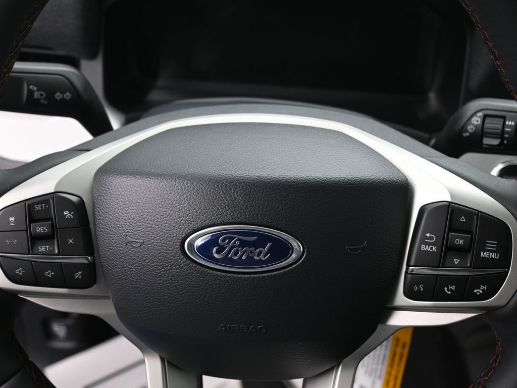 Ford Explorer Vehicle Full-screen Gallery Image 19