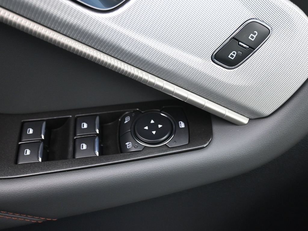 Ford Explorer Vehicle Full-screen Gallery Image 22