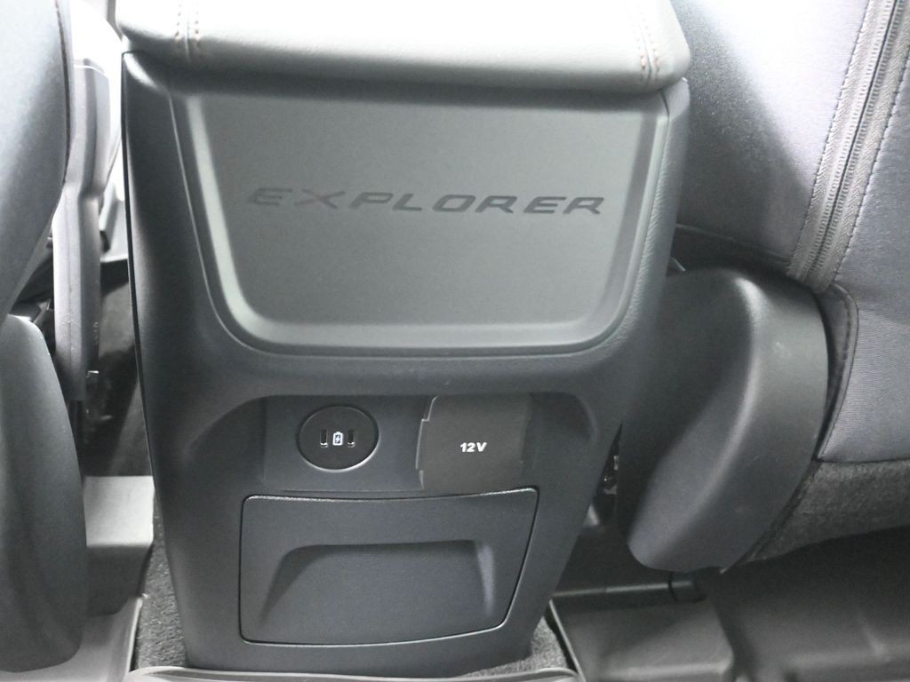 Ford Explorer Vehicle Full-screen Gallery Image 23