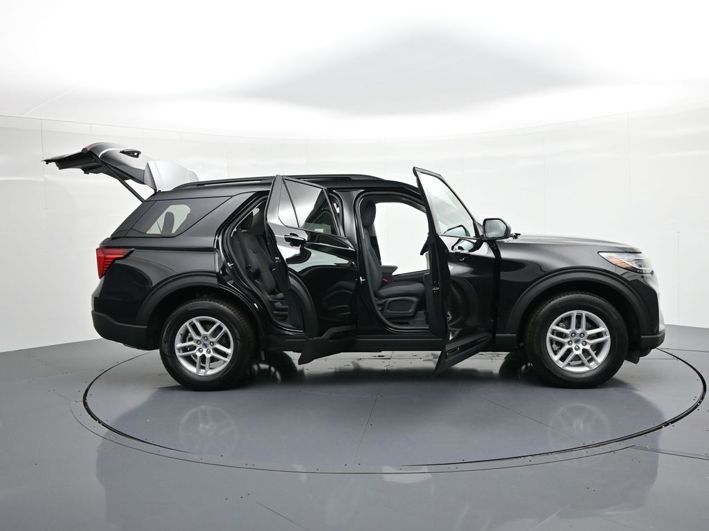 Ford Explorer Vehicle Full-screen Gallery Image 32