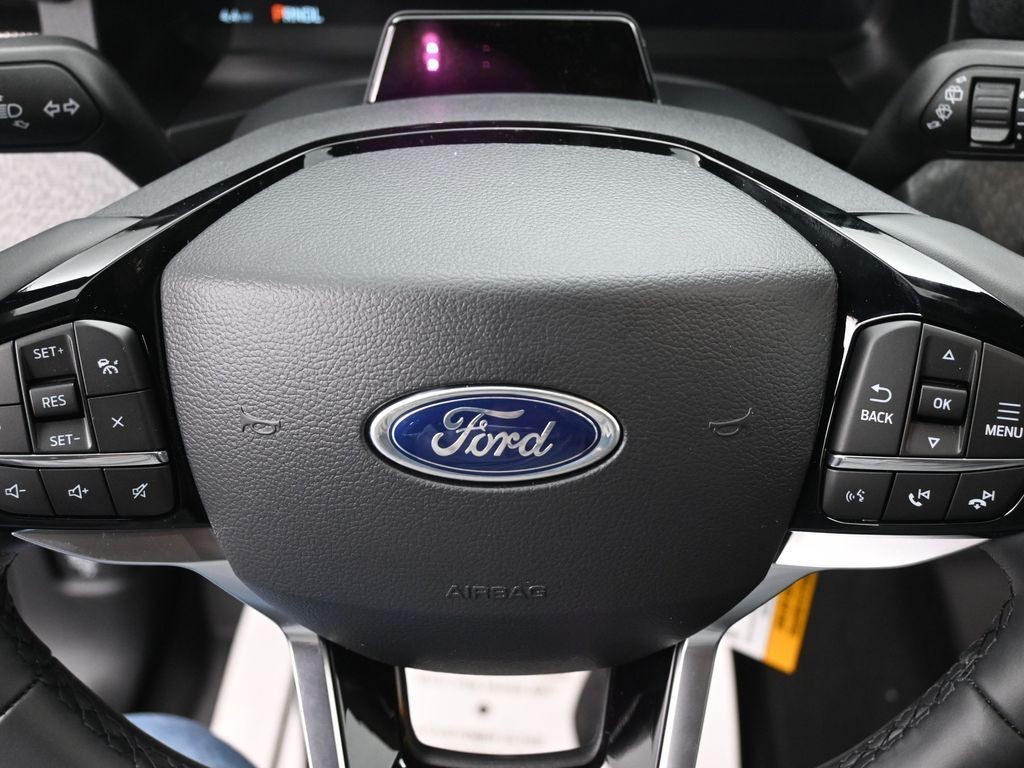 Ford Explorer Vehicle Full-screen Gallery Image 18