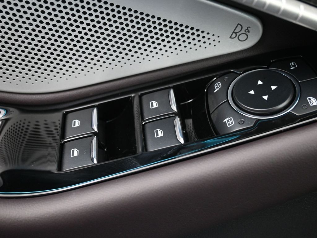 Ford Explorer Vehicle Full-screen Gallery Image 21