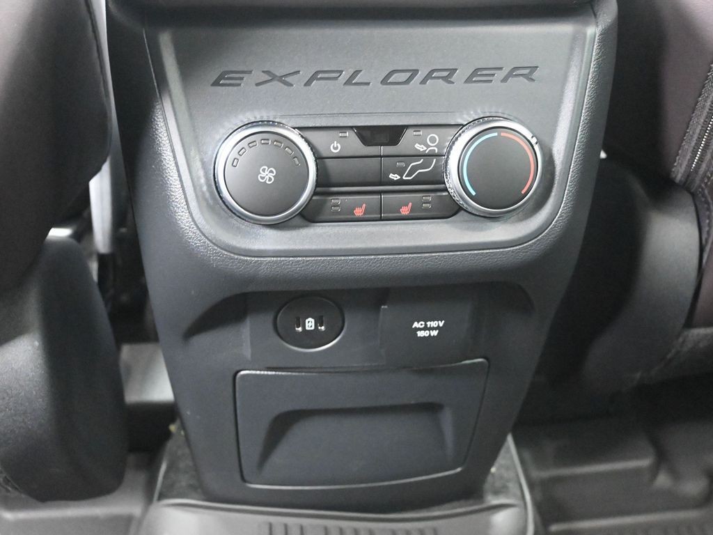Ford Explorer Vehicle Full-screen Gallery Image 22