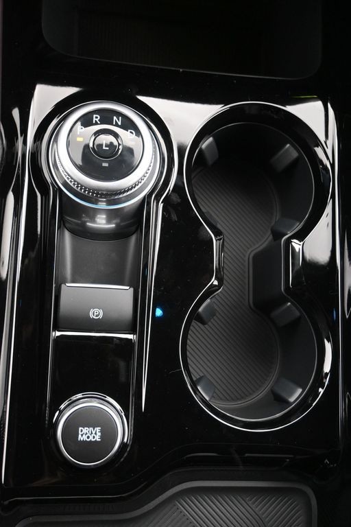 Ford Explorer Vehicle Full-screen Gallery Image 15