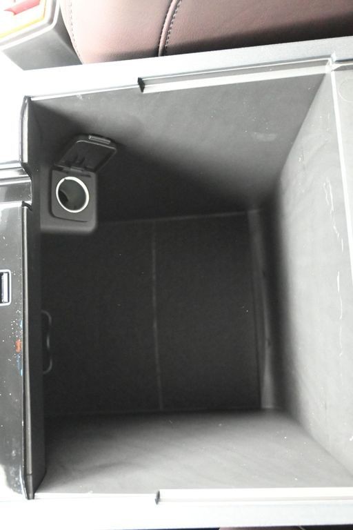 Ford Explorer Vehicle Full-screen Gallery Image 17