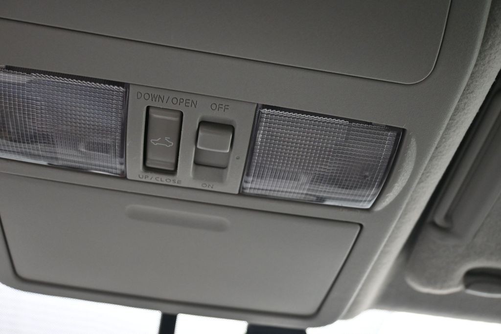 Nissan Frontier Vehicle Full-screen Gallery Image 15