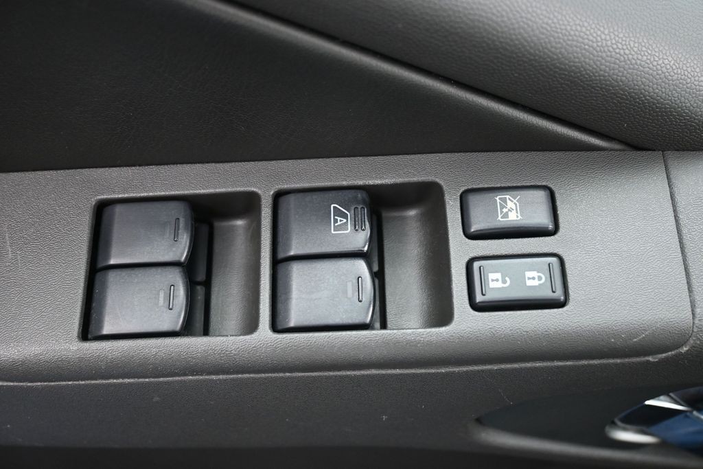 Nissan Frontier Vehicle Full-screen Gallery Image 18