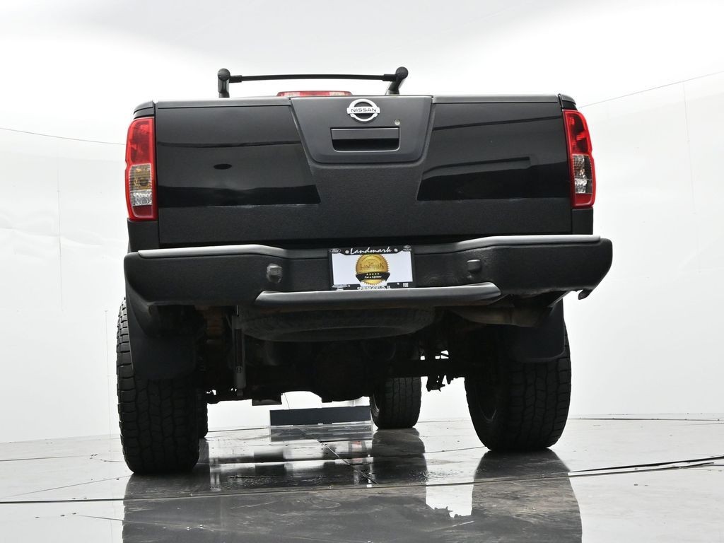 Nissan Frontier Vehicle Full-screen Gallery Image 24