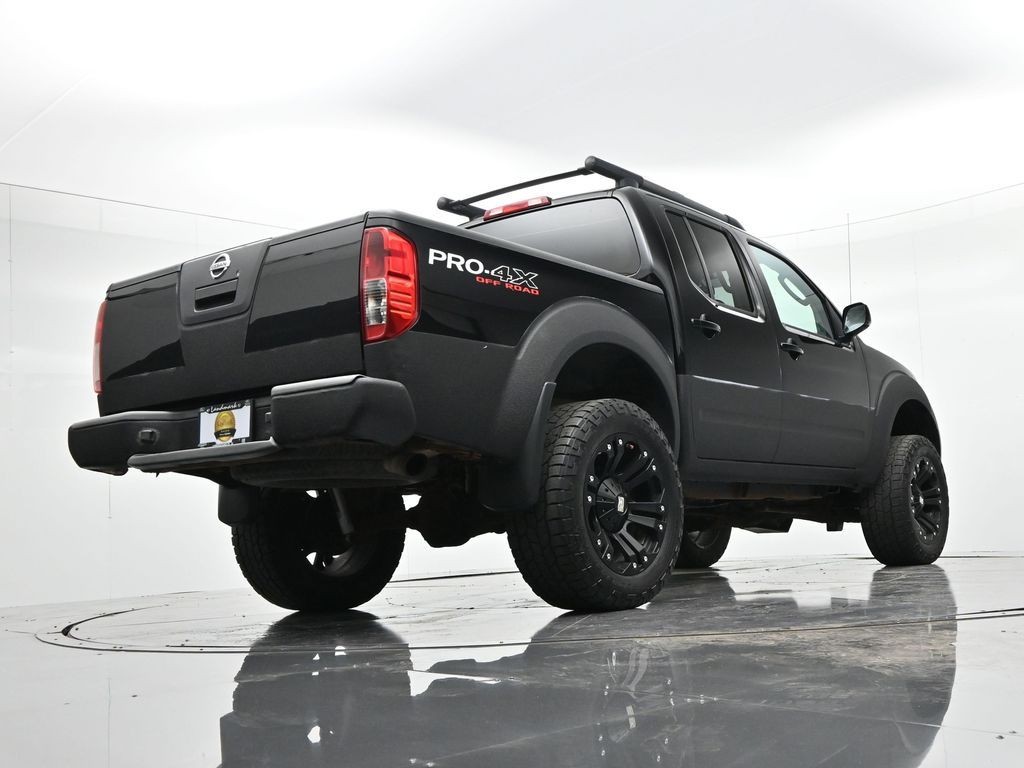 Nissan Frontier Vehicle Full-screen Gallery Image 25