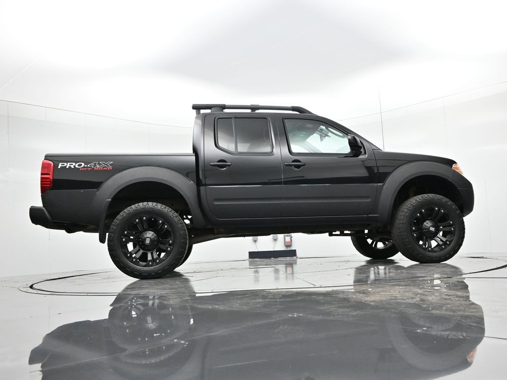 Nissan Frontier Vehicle Full-screen Gallery Image 26