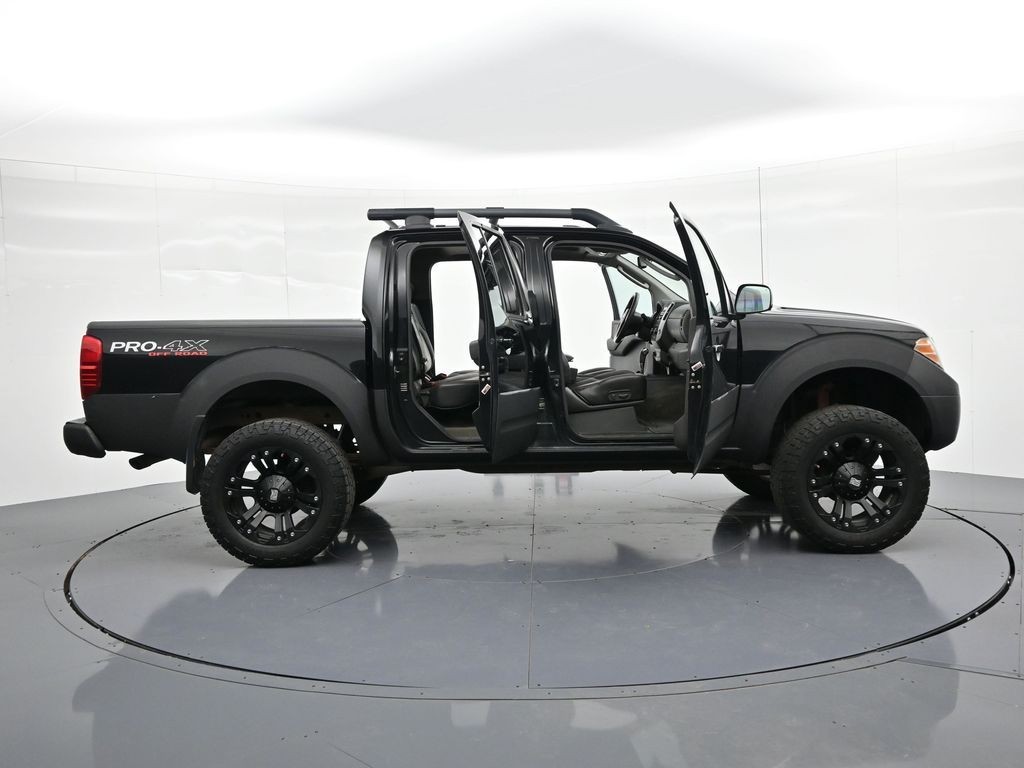 Nissan Frontier Vehicle Full-screen Gallery Image 27