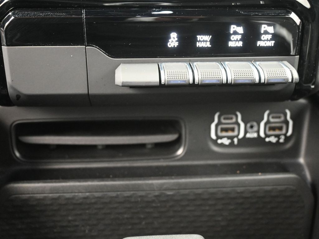 Ram 1500 Vehicle Full-screen Gallery Image 13