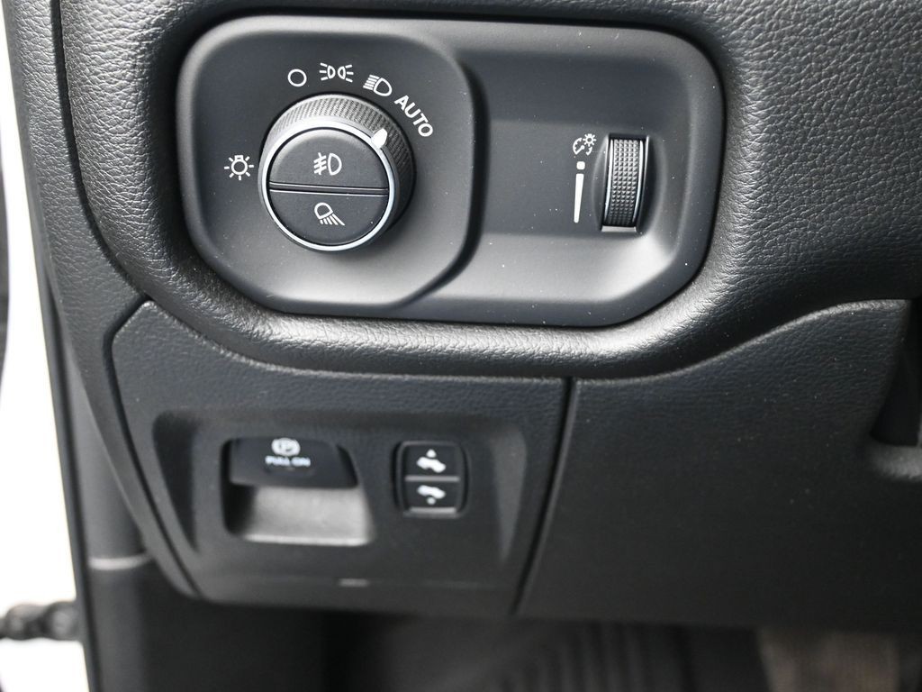 Ram 1500 Vehicle Full-screen Gallery Image 23