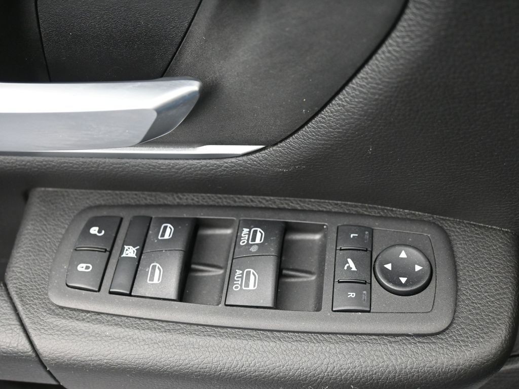 Ram 1500 Vehicle Full-screen Gallery Image 24