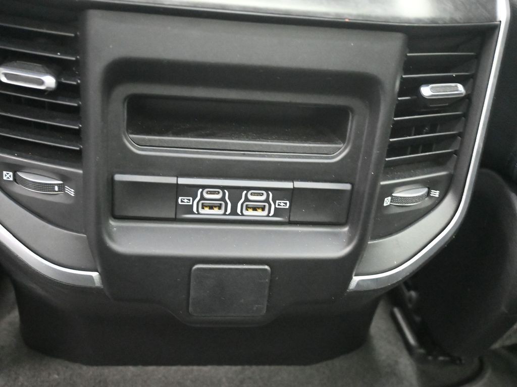 Ram 1500 Vehicle Full-screen Gallery Image 25