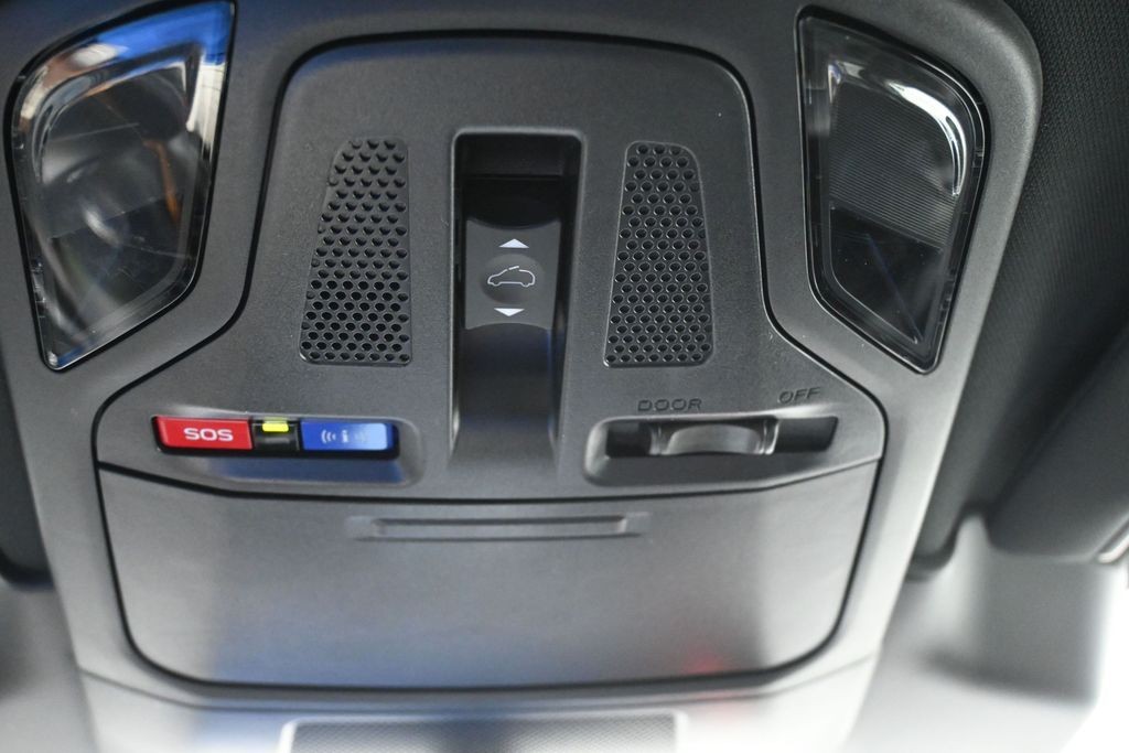 Subaru Outback Vehicle Full-screen Gallery Image 15