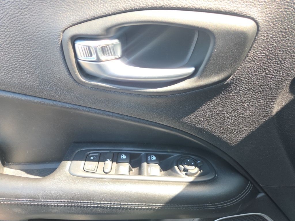 Jeep Compass Vehicle Full-screen Gallery Image 9