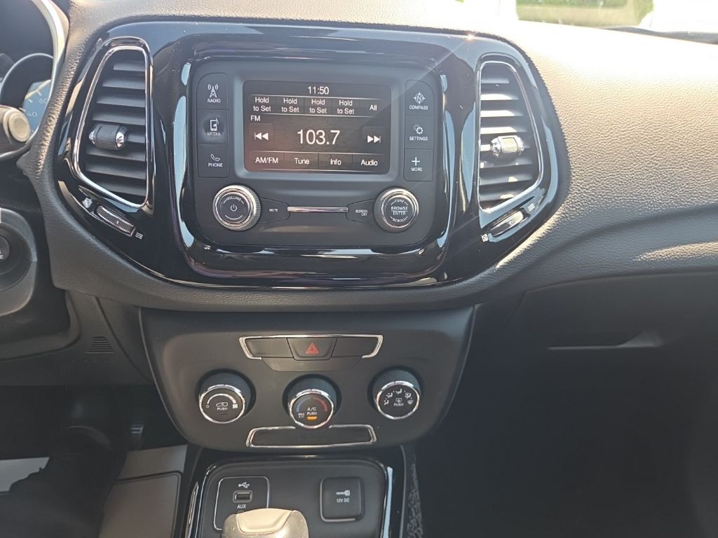 Jeep Compass Vehicle Full-screen Gallery Image 13