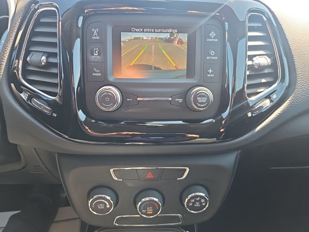 Jeep Compass Vehicle Full-screen Gallery Image 14