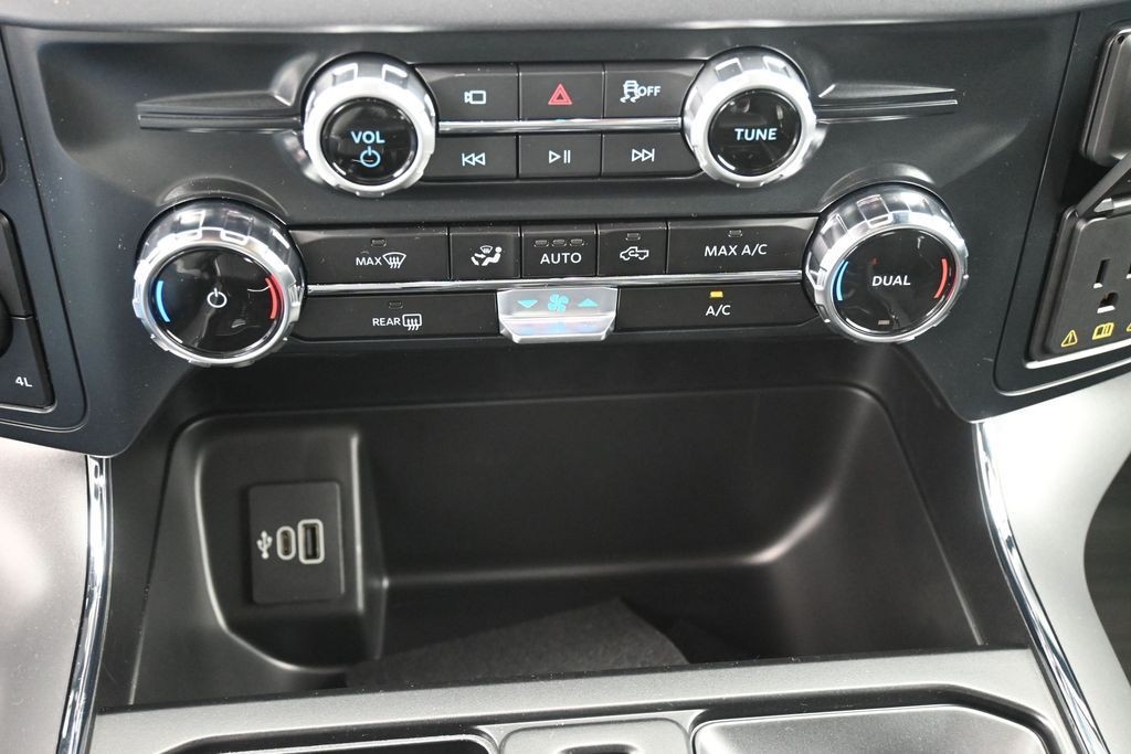 Ford F-150 Vehicle Full-screen Gallery Image 13