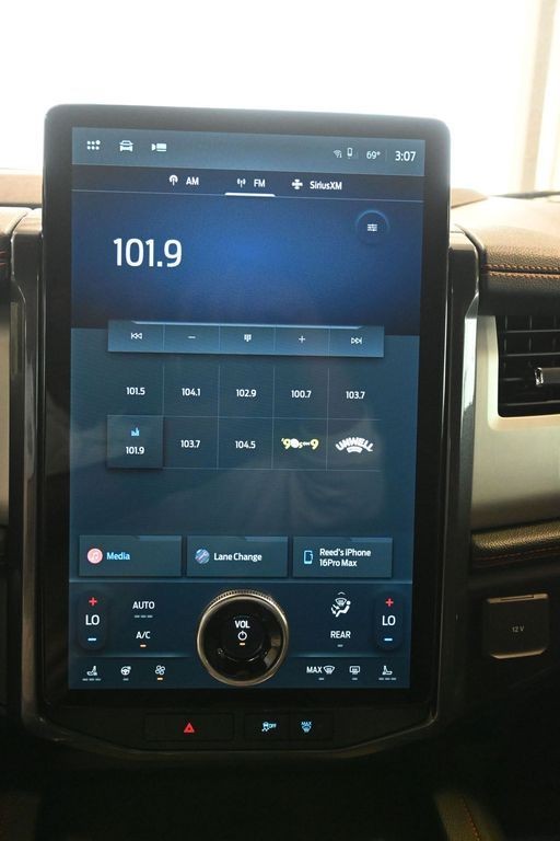 Ford Expedition Vehicle Full-screen Gallery Image 11