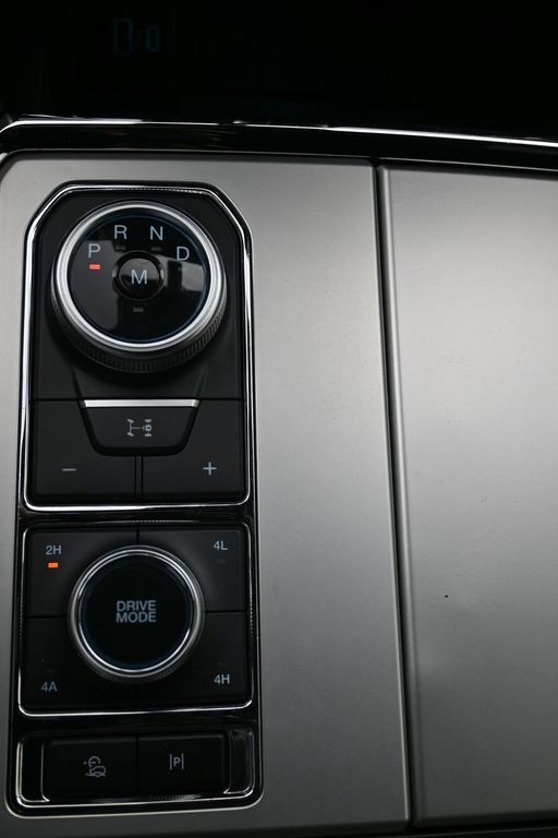 Ford Expedition Vehicle Full-screen Gallery Image 15
