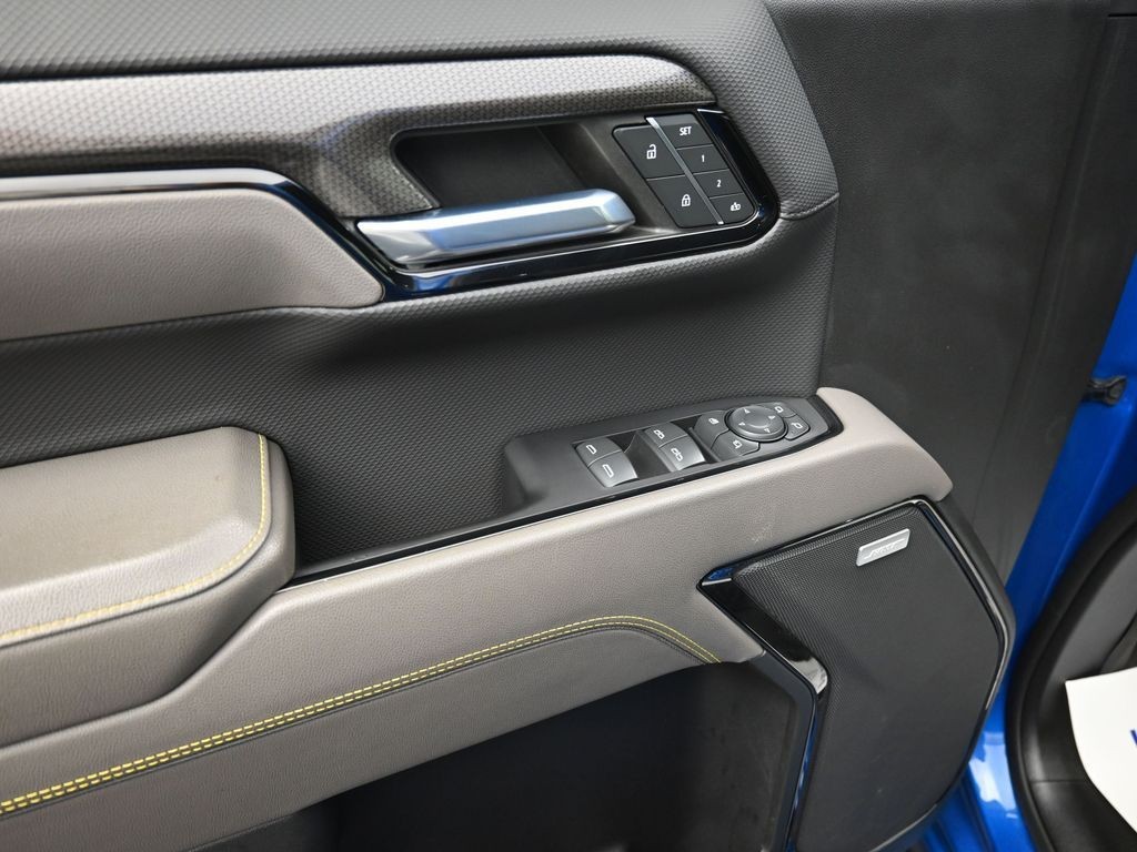 Chevrolet Silverado 1500 Vehicle Full-screen Gallery Image 9