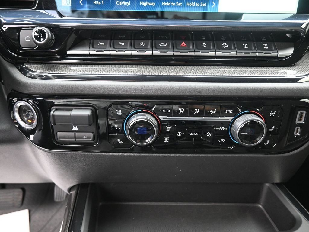 Chevrolet Silverado 1500 Vehicle Full-screen Gallery Image 11