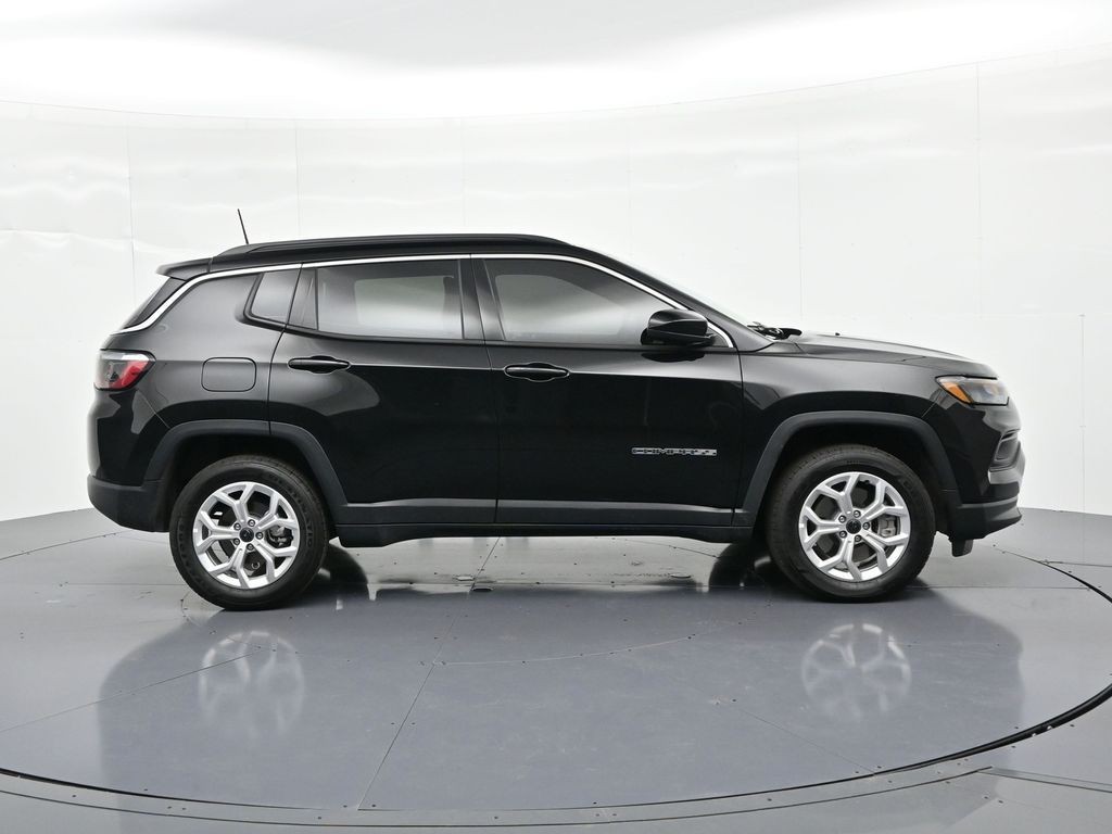 Jeep Compass Vehicle Full-screen Gallery Image 5