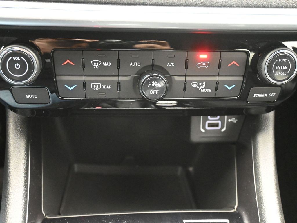 Jeep Compass Vehicle Full-screen Gallery Image 13