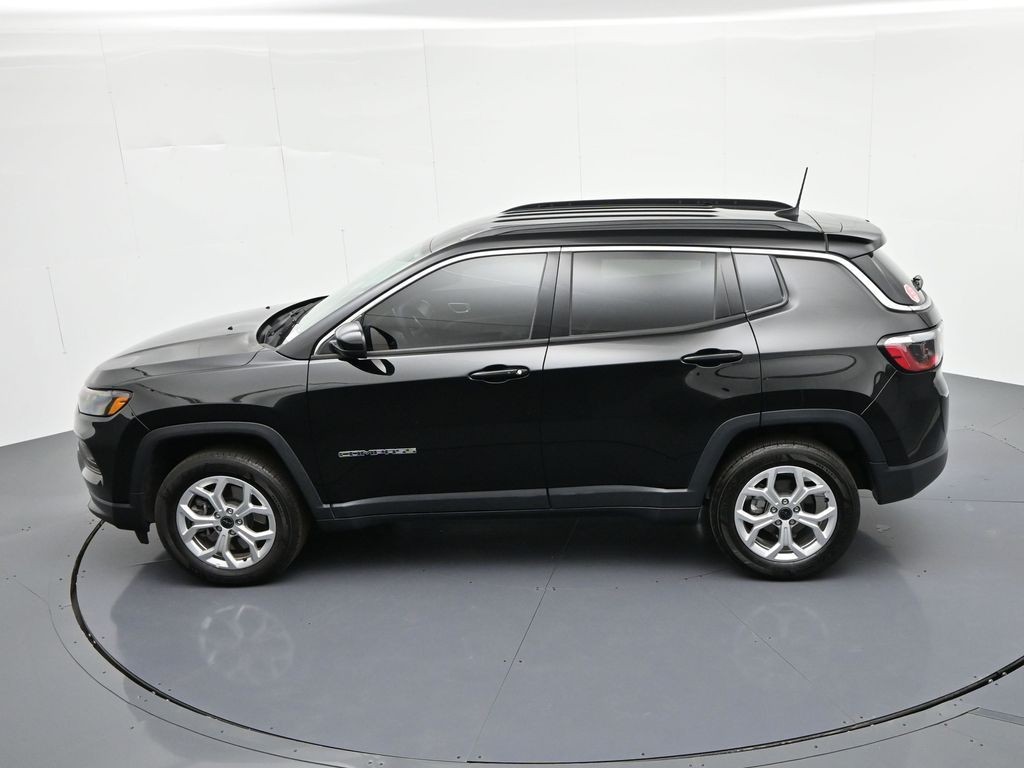 Jeep Compass Vehicle Full-screen Gallery Image 24