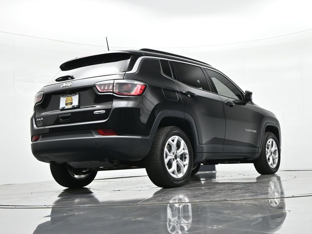 Jeep Compass Vehicle Full-screen Gallery Image 27