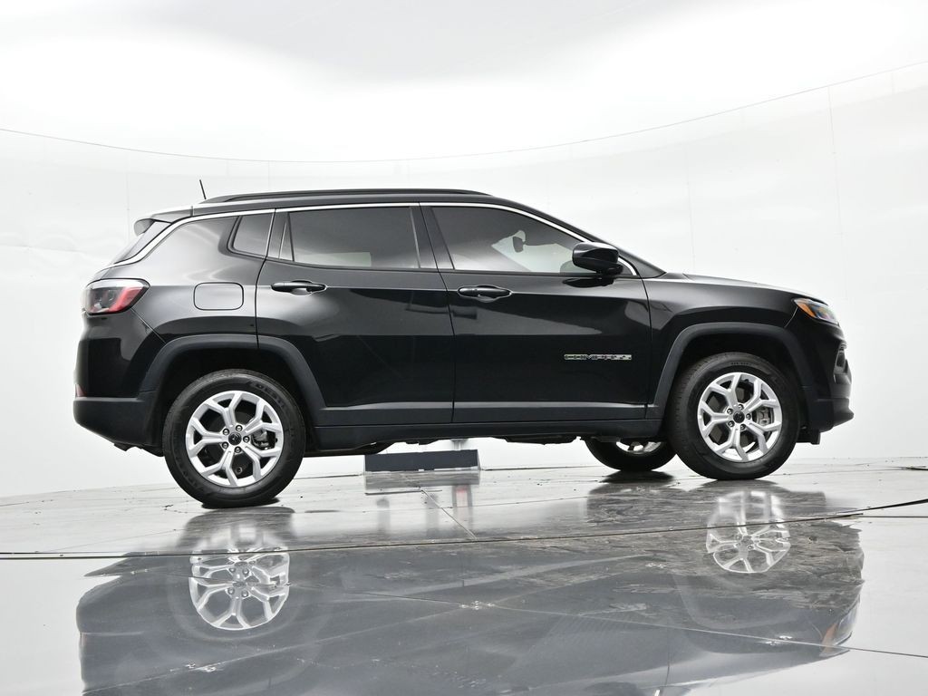 Jeep Compass Vehicle Full-screen Gallery Image 28