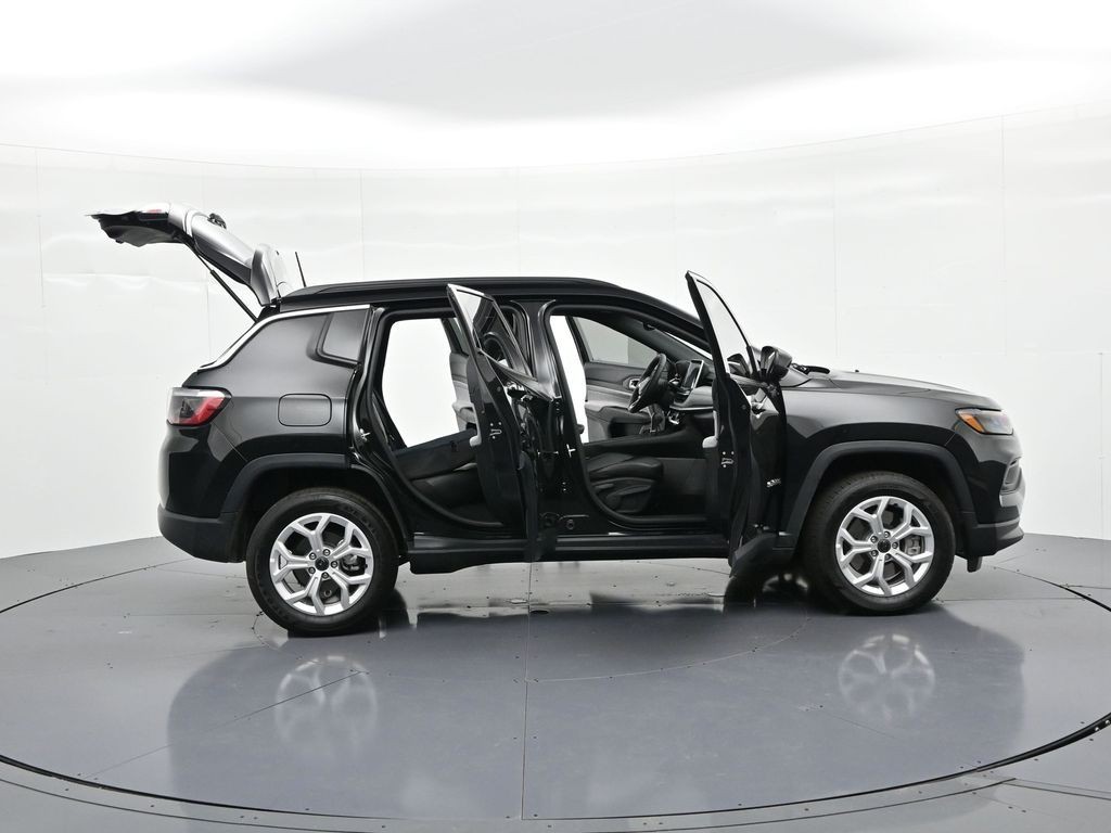 Jeep Compass Vehicle Full-screen Gallery Image 29