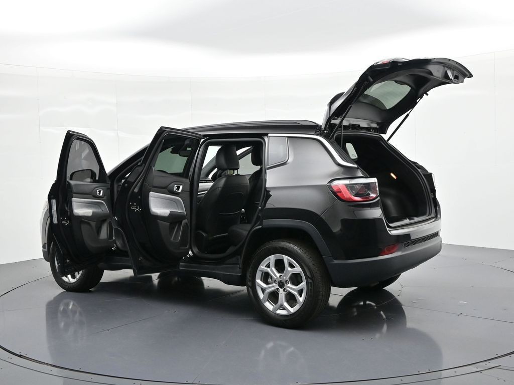 Jeep Compass Vehicle Full-screen Gallery Image 30