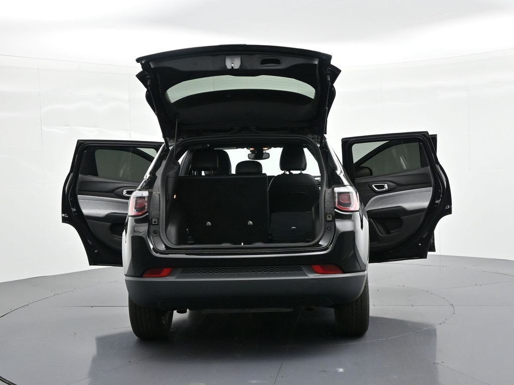 Jeep Compass Vehicle Full-screen Gallery Image 32