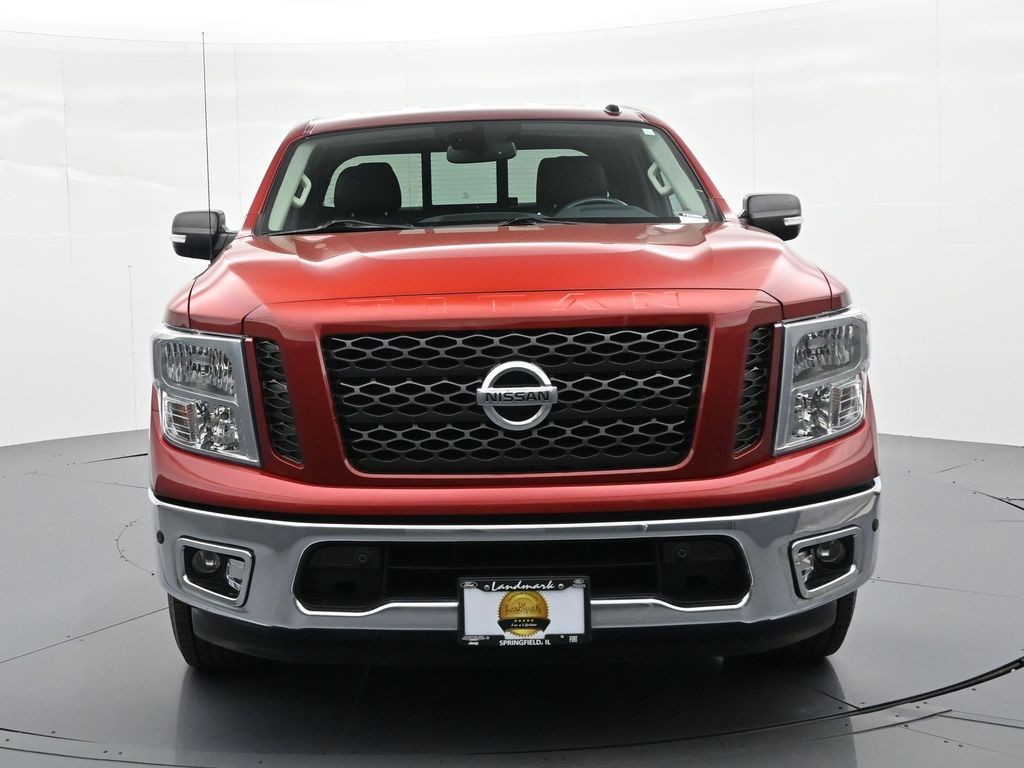 Nissan Titan Vehicle Full-screen Gallery Image 3